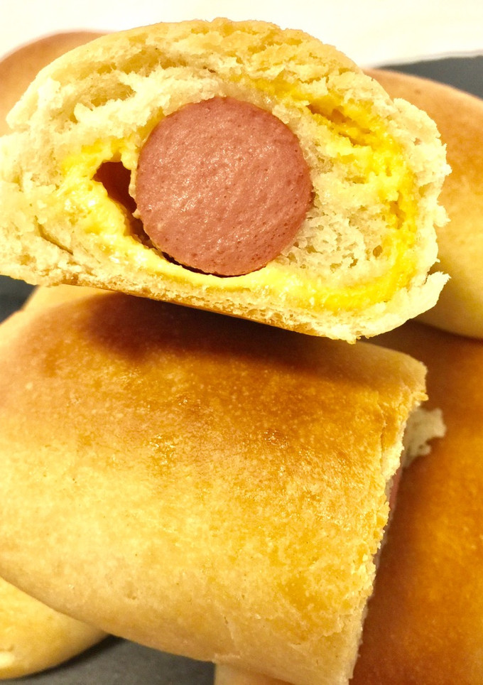 Una foto de Panecillos rellenos (Frankfurt y cheddar)