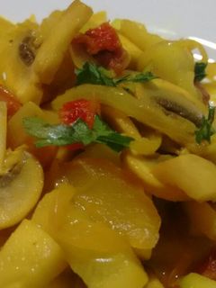 Una foto de Salteado de calabacín con champiñones , tomate seco y Agua de Mar