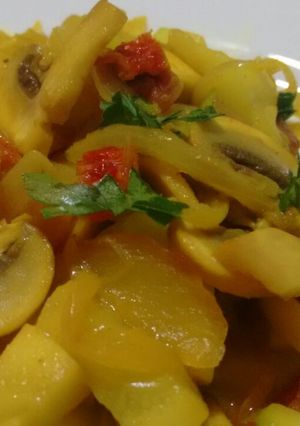 Foto principal de Salteado de calabacín con champiñones , tomate seco y Agua de Mar