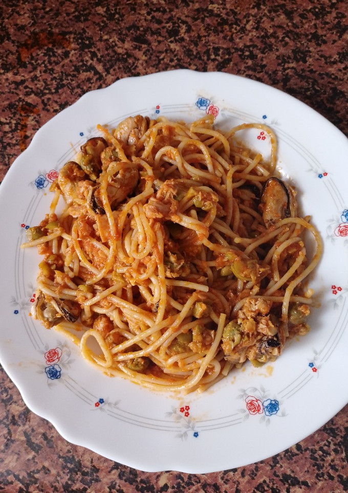 Una foto de Espaguetis con atún y mejillones