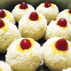 A picture of Fresh coconut ladoo.