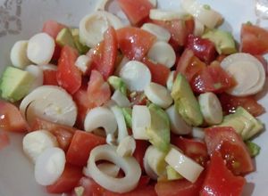 Una foto de Ensalada de palta tomate y palmitos con vinagreta de mostaza