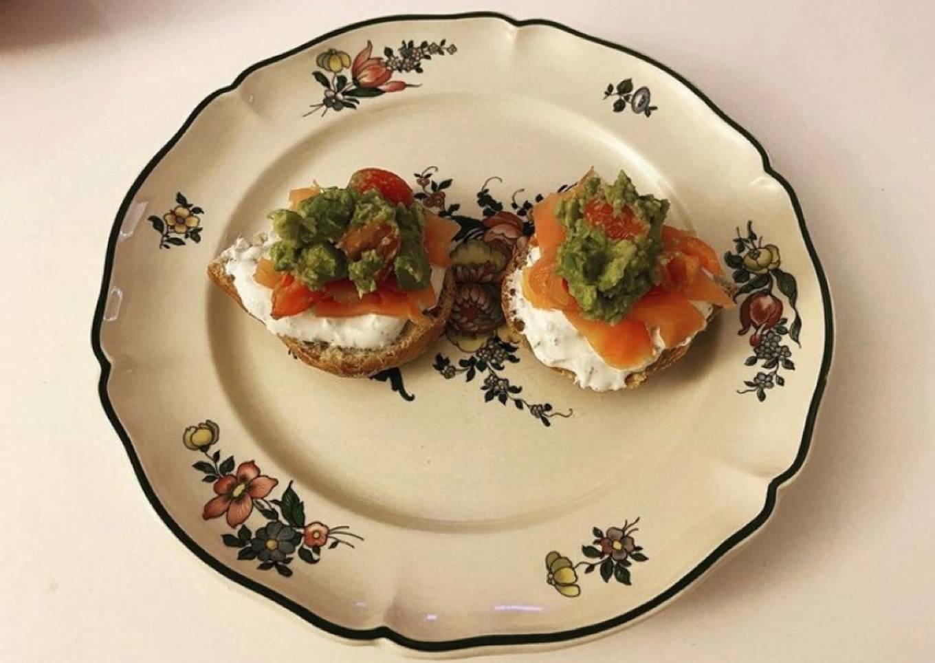 Pain avec fromage blanc,saumon fumé,avocat et tomates cerises