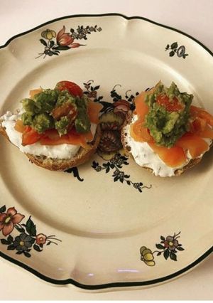Une photo de Pain avec fromage blanc,saumon fumé,avocat et tomates cerises