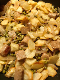 Una foto de Salchichas de tofu encebolladas con patatas