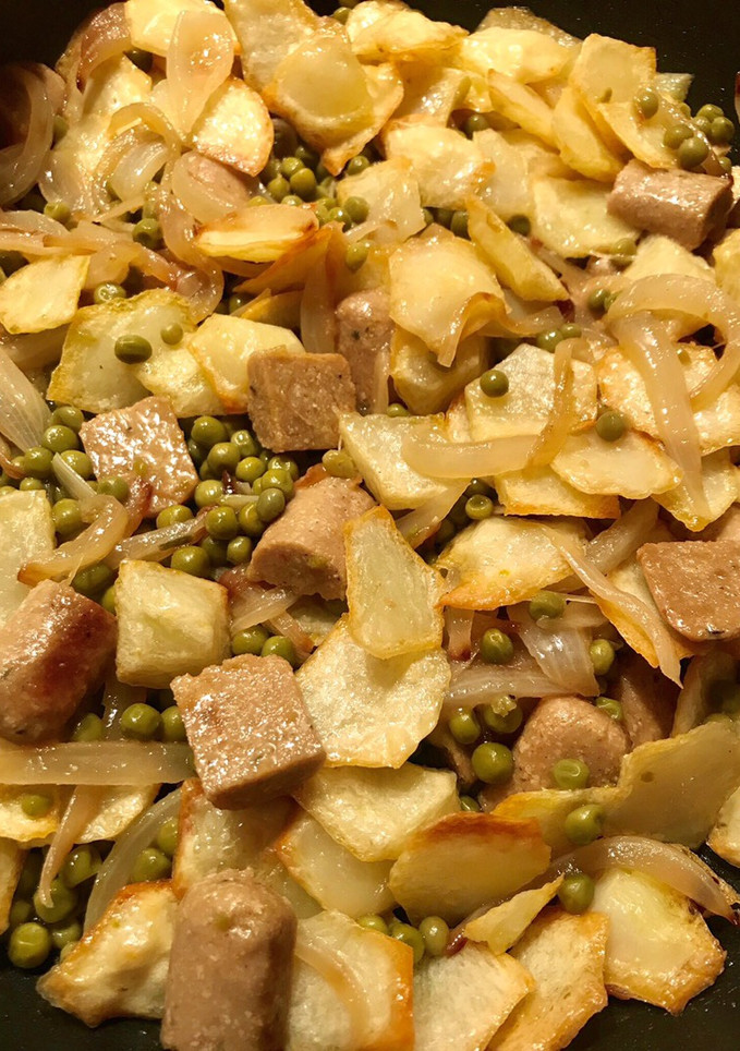 Una foto de Salchichas de tofu encebolladas con patatas