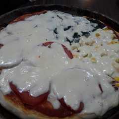 Una foto de Pizza casera con levadura