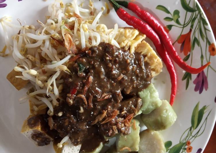 Lontong tahu telur