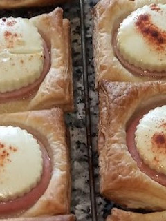 Una foto de Hojaldre de pavo y queso fresco