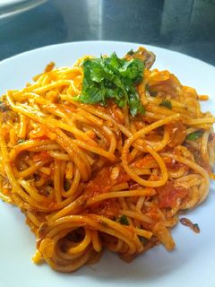 Una foto de Spaghetti con Jurel en salsa de tomates 🍅