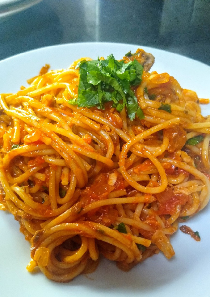 Una foto de Spaghetti con Jurel en salsa de tomates 🍅