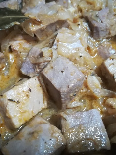 Una foto de Dados de atún encebollado
