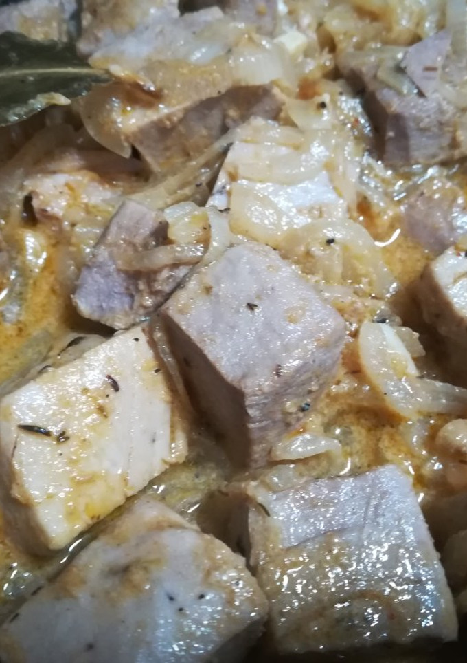 Una foto de Dados de atún encebollado