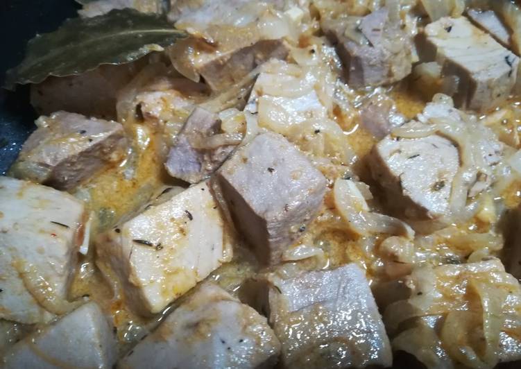 Dados de atún encebollado