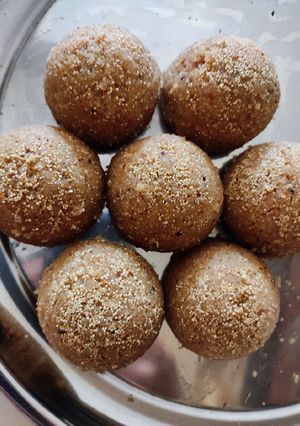 ચુરમાના લાડુ (Churma Ladoo Recipe In Gujarati) રેસીપી મુખ્ય ફોટો