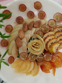 عکسی از دستور سالاد میوه های خوشمزه تابستانی😋🥰🍇🍋🍏🍯