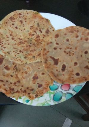 A picture of Cheesy veg Paratha.