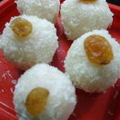 A picture of Coconut ladoo.