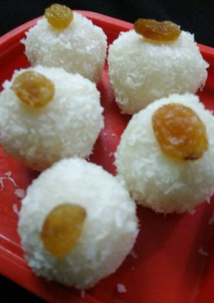 A picture of Coconut ladoo.
