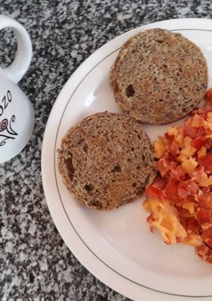 Una foto de Huevos con salchicha y jitomate