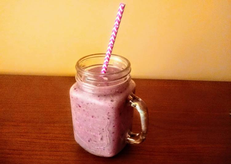 Smoothie de frutos rojos con sabor a frutos secos (energético)