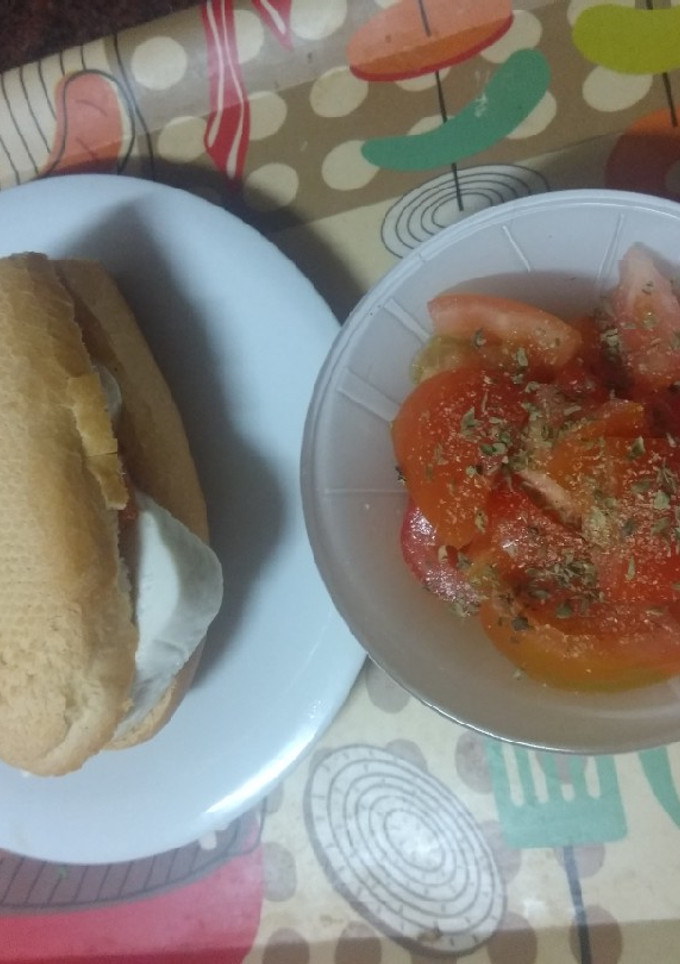 Una foto de Bocadillo de lomo adobado y queso tierno con tomate aliñado