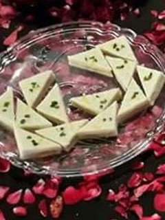 काजू संगम बर्फी (kaju sangam burfi recipe in hindi) रेसिपी मुख्य फोटो