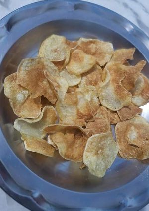 A picture of Homemade Aloo chips.