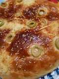 خبز بالزيتون والفرماج(الجبن)
