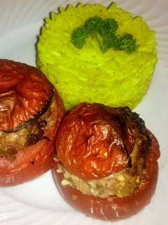 Una foto de Tomates rellenos de carne y arroz salteado con finas hierbas