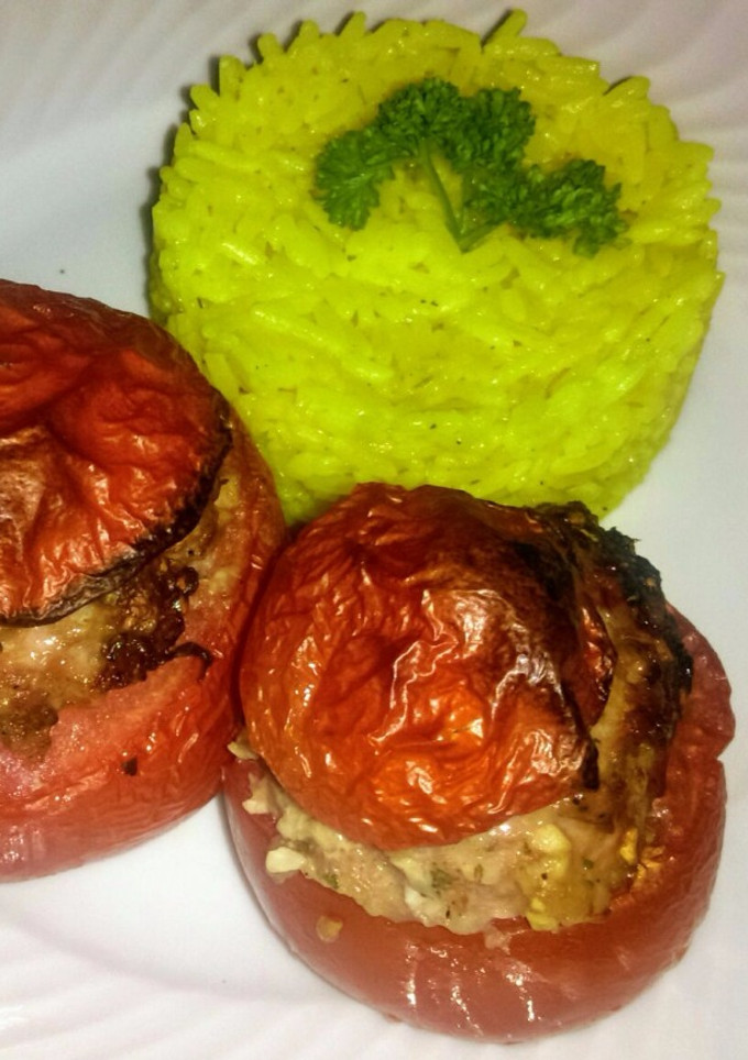 Una foto de Tomates rellenos de carne y arroz salteado con finas hierbas