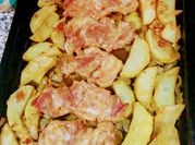 Una foto de contramuslos de pollo al horno