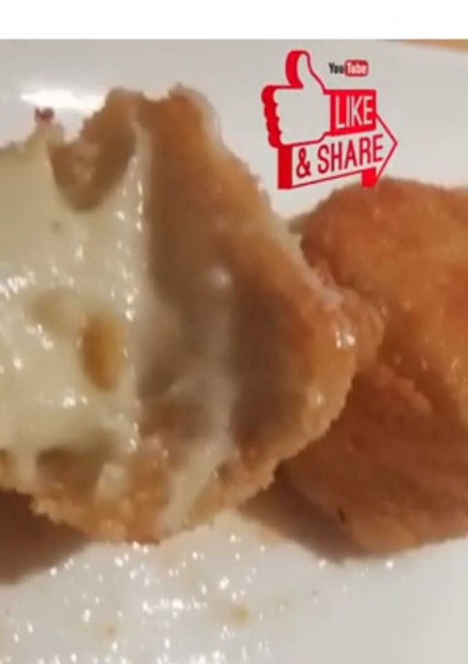 Una foto de Croquetas o delicias de queso azul con salsa de membrillo