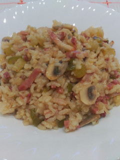 Una foto de Arroz con verduras y tacos de bacon y jamón