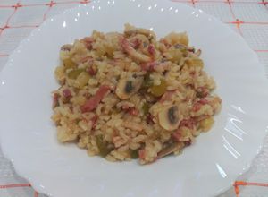 Una foto de Arroz con verduras y tacos de bacon y jamón