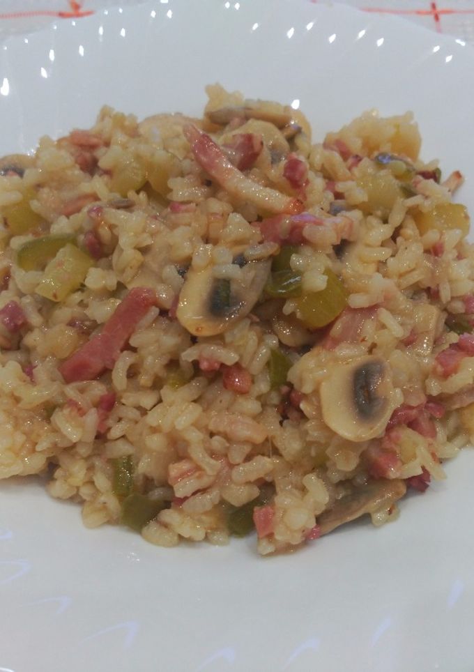 Una foto de Arroz con verduras y tacos de bacon y jamón