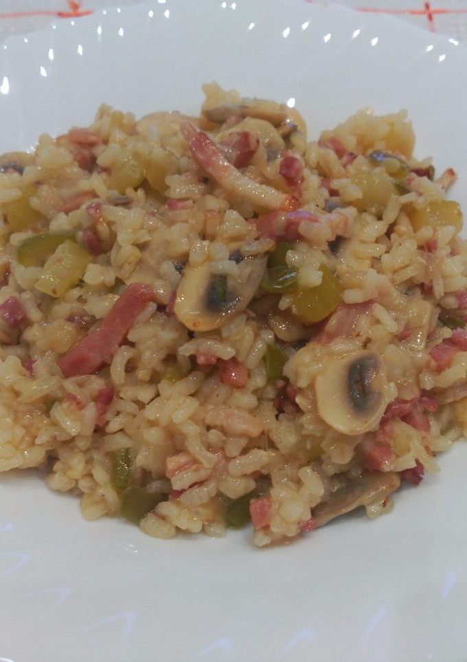Una foto de Arroz con verduras y tacos de bacon y jamón