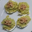 Huevos rellenos de aguacate
