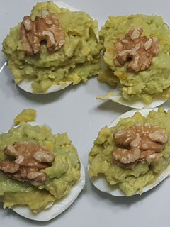 Una foto de Huevos rellenos de aguacate
