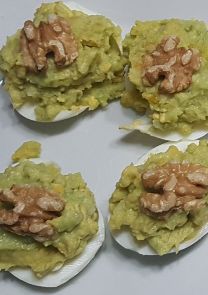 Una foto de Huevos rellenos de aguacate