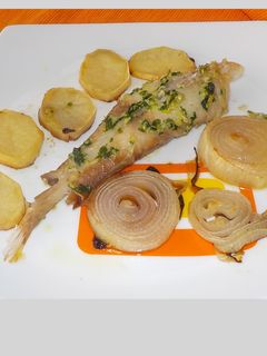 Una foto de Rape con guarnición de patata y cebolla al horno