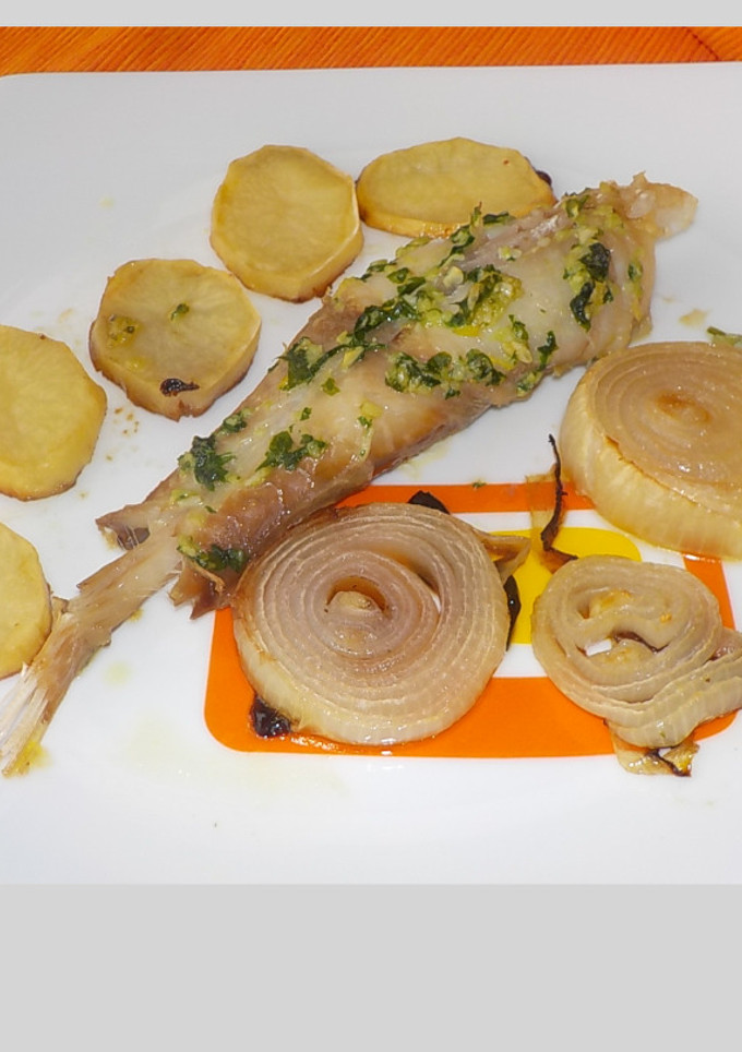 Una foto de Rape con guarnición de patata y cebolla al horno