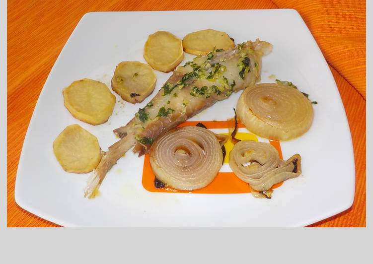 Rape con guarnición de patata y cebolla al horno