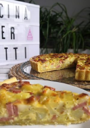 Une photo de Tarte salée saucisses, pd terre/ Mozarella