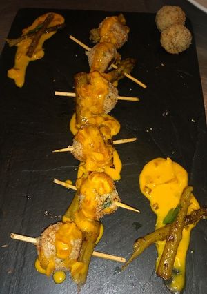 Una foto de Albóndigas de pato rebozadas en coco, con salsa de azafrán 💯💥