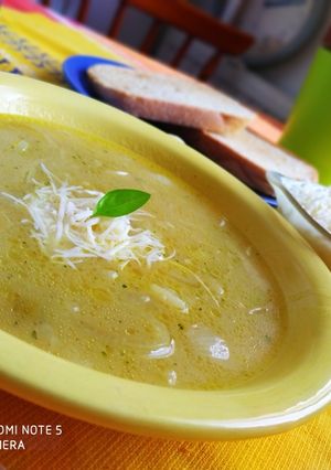 Egyszerű hagymaleves recept fotója