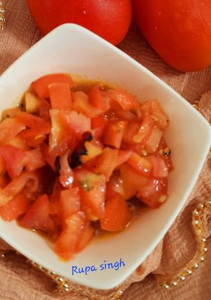 देशी स्टाइल टमाटर सलाद (Desi style tamatar salad recipe in hindi) रेसिपी मुख्य फोटो