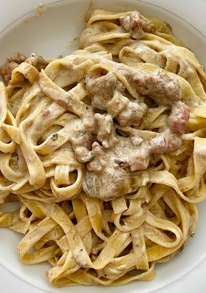 Foto di Tagliatelle con panna, funghi, salsiccia e pancetta affumicata