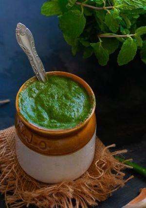 A picture of Green Chutney (Coriander and Mint Chutney) | Hari Chutney.
