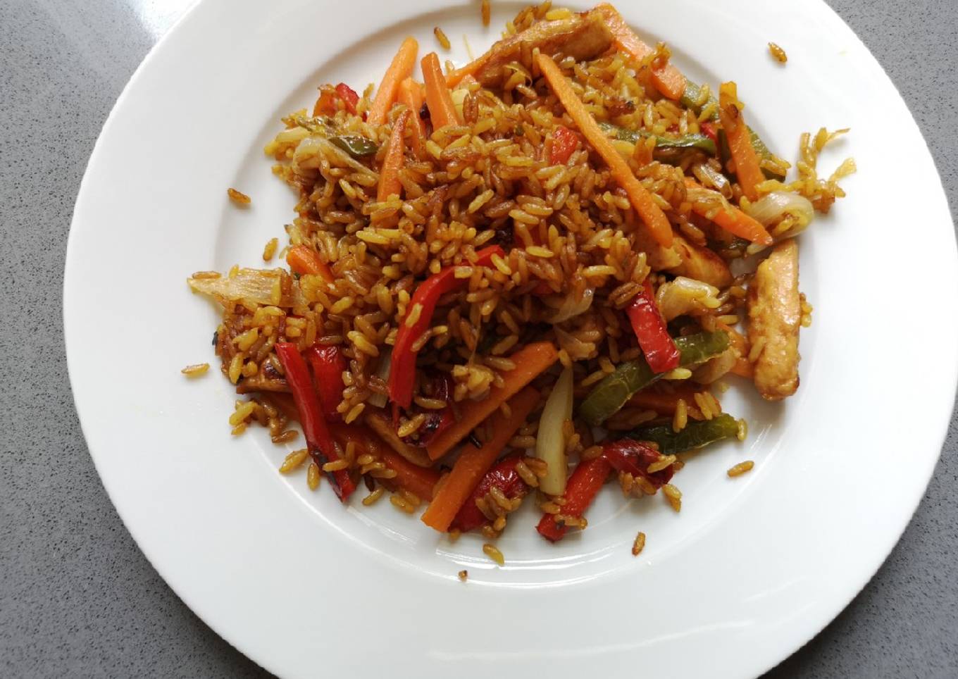 Arroz con pollo al wok